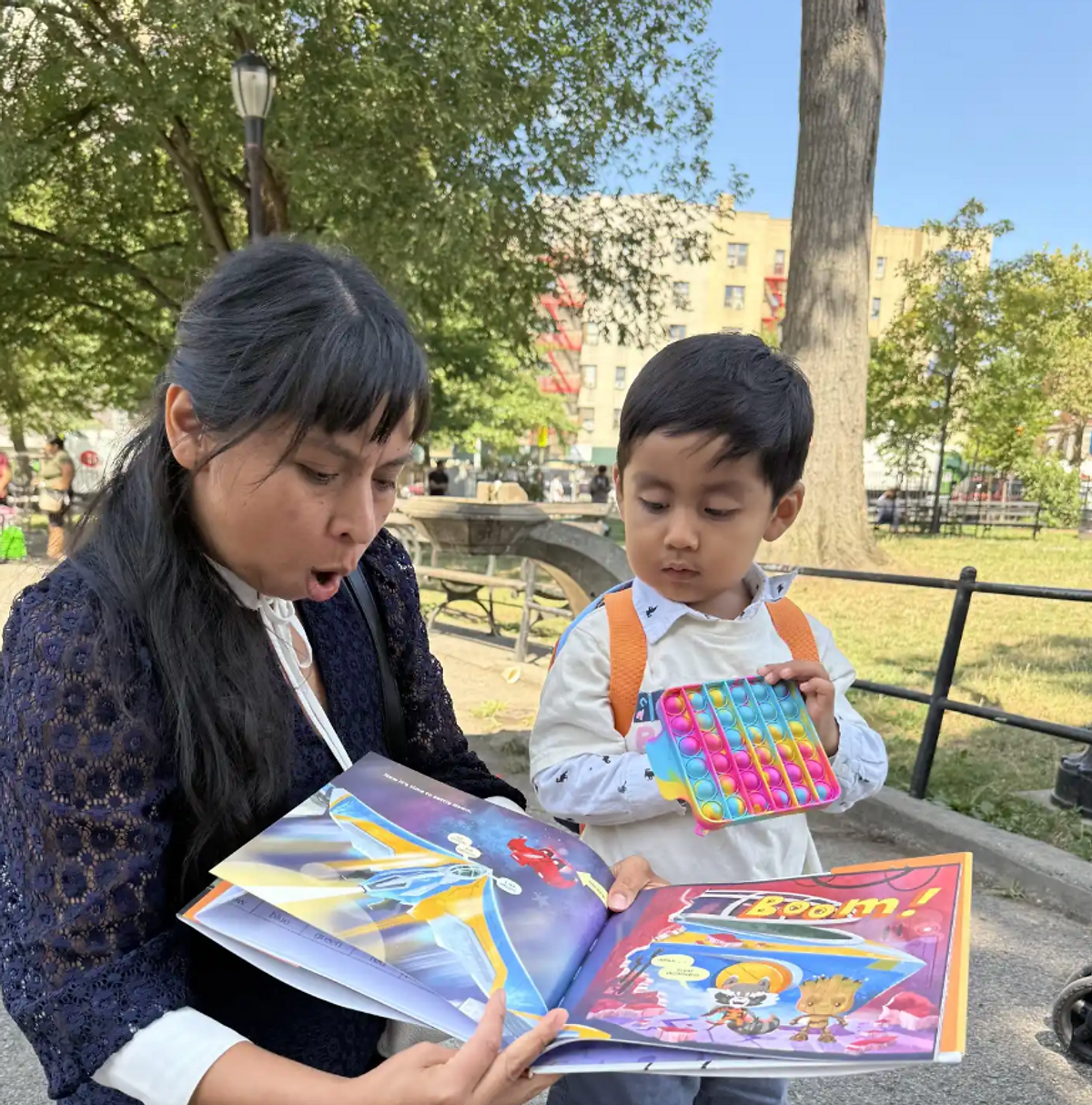 Adriana Guerrero lee con su hijo Emiliano, de tres años, durante una sesión al aire libre de LINC. Créditos: Anny Ruiz Huayamabe